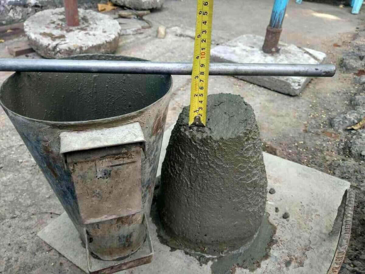 Фото измерения просадки конуса бетона